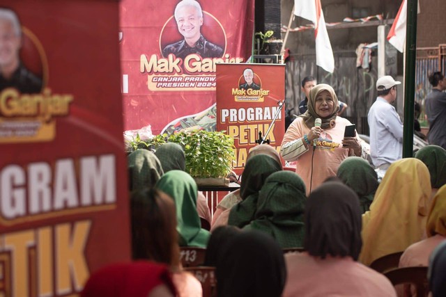 Relawan Mak Ganjar membagikan 1.000 pot pohon cabai di Pedongkelan Belakang, Cengkareng, Jakarta Barat, Minggu (21/8). Foto: Dok. Istimewa