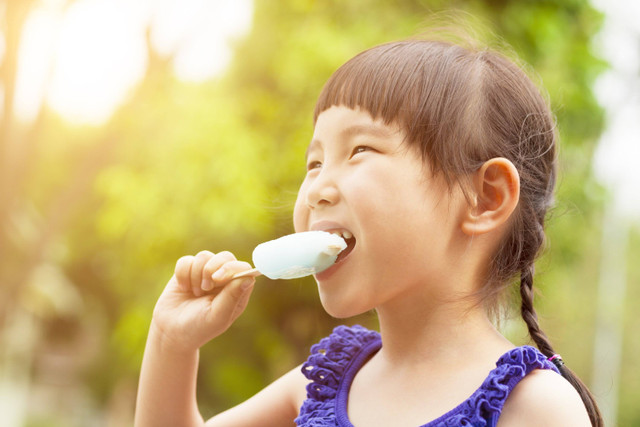 Ilustrasi anak makan es krim. Foto: Shutterstock