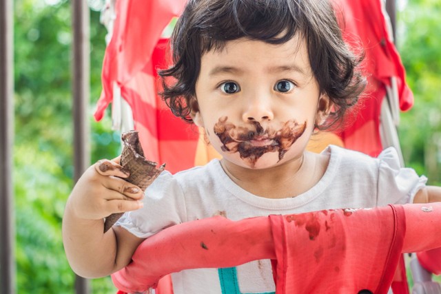 Ilustrasi anak makan es krim cokelat. Foto: Shutterstock