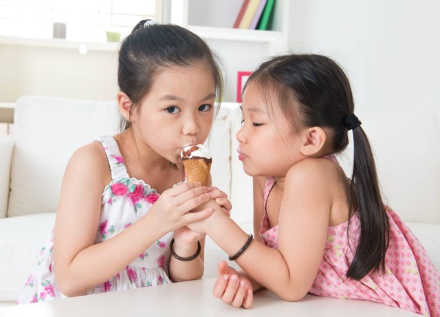 Ilustrasi anak makan es krim. Foto: Shutterstock