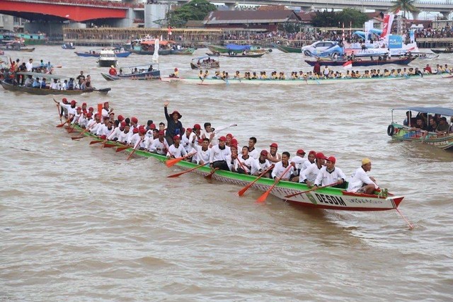 Peserta perlombaan perahu bidar di Sungai Musi Palembang. (ist)