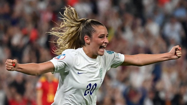 Gelandang Inggris Ella Toone merayakan gol penyama kedudukan pada pertandingan sepak bola perempat final UEFA Women's Euro 2022 antara Inggris dan Spanyol di Brighton & Hove Community Stadium, di Brighton, Inggris selatan pada 20 Juli 2022. Foto: Glyn KIRK / AFP