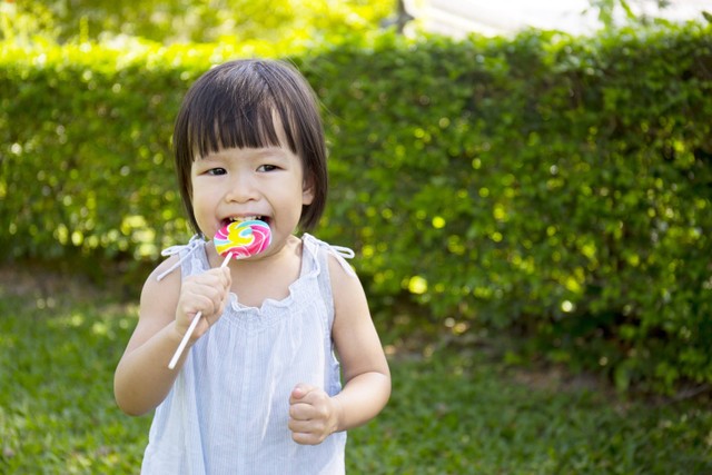 Ilustrasi anak makan permen. Foto: Shutterstock