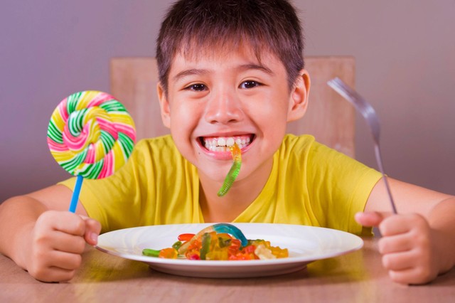 Ilustrasi anak makan permen. Foto: Shutterstock