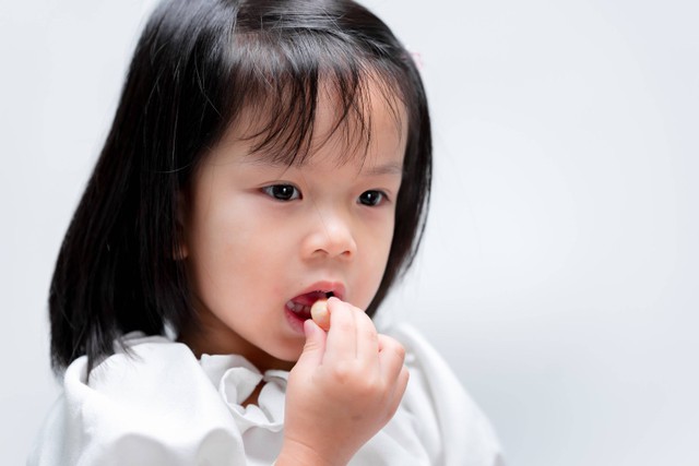 Ilustrasi anak makan makanan yang sempat jatuh. Foto: Shutterstock
