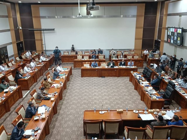Komisi III DPR RI menggelar RDP dengan Kompolnas, LPSK, dan Komnas HAM di gedung Ruang Rapat Komisi III, Jakarta, Senin (22/8). Foto: Zamachsyari/kumparan