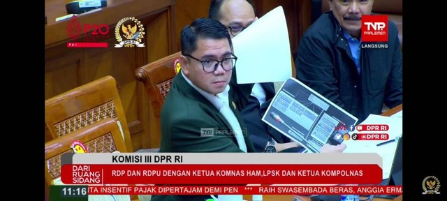 Arteria Dahlan bawa-bawa diagram Kerjaaan Sambo di rapat Komisi III dengan Mahfud MD. Foto: Dok. DPR