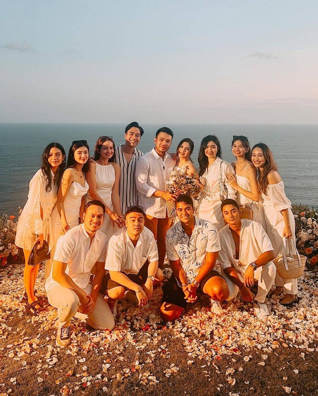 Dilamar sang kekasih, Jessica Mila tampil anggun dengan gaun lipit putih. Foto: dok. Instagram