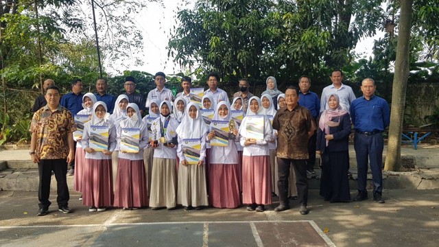 Para siswa berprestasi berfoto bersama Ketua Yayasan Al Ma'soem Bandung dan para pengurus yayasan dan Kepala Sekolah, Senin 22 Agustus 2022 