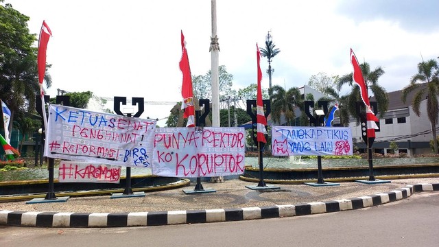 Spanduk aksi demo di gedung rektorat Unila. | Foto: Sinta Yuliana/Lampung Geh