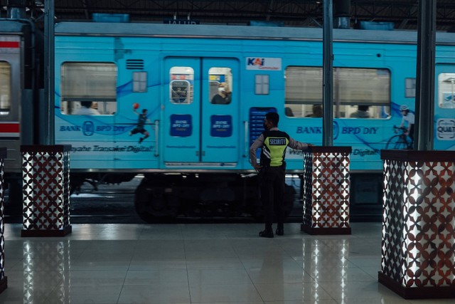 Stasiun balapan Solo on Transportasi dari Solo ke Salatiga, Foto oleh Mourizal Zativa di Unsplash