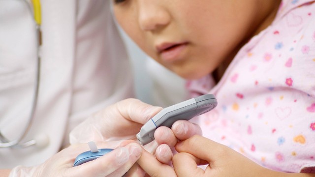 Ilustrasi anak dengan diabetes. Foto: anetta/Shutterstock