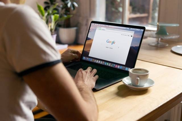 Ilustrasi cara mengembalikan history Google Chrome yang terhapus di laptop. Foto: Unsplash