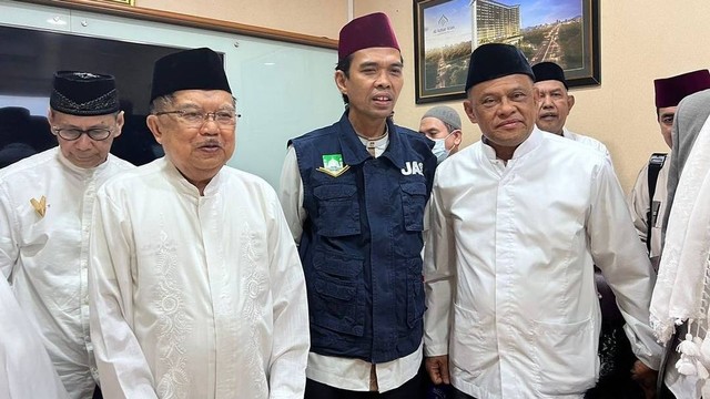 Mantan Wapres Jusuf Kalla, Ustaz Abdul Somad (UAS), dan mantan Panglima TNI Jenderal Purn Gatot Nurmantyo usai salat Subuh di Masjid Al-Azhar, Jakarta, Minggu (20/8/2022). Foto: Instagram/@ustadzabdulsomad_official