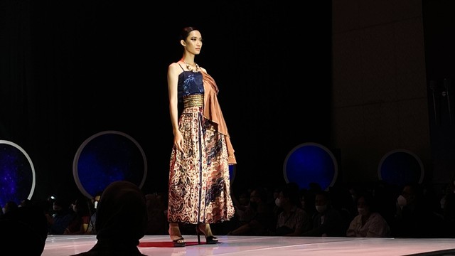 Koleksi busana oleh siswa dan lulusan LaSalle College pad Sphere Fashion Show di The Hall Senayan City, Jakarta, Jumat (19/08/2022). Foto: Judith Aura/kumparan