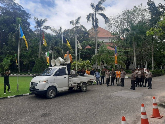 Sejumlah mahasiswa UHO melakukan aksi demonstrasi di depan gedung Rektorat UHO. Foto: Dok kendarinesia.