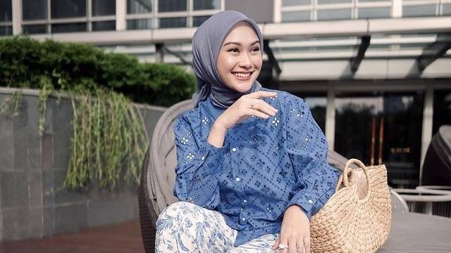 Potret padu padan outfit pattern ala selebgram Indah Nada Puspita. Foto: Instagram.com/indahnadapuspita