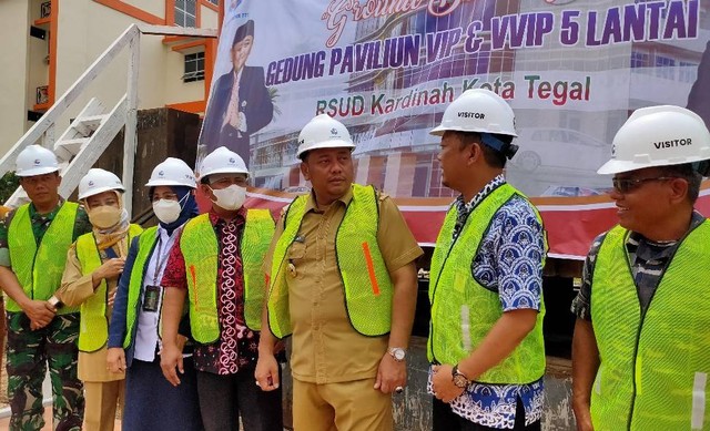 Wali Kota Dedy Yon Supriyono dan Direktur RSUD Kardinah drg. Agus Dwi Sulistyantono saat ground breaking pembangunan tahap 1 Paviliun VIP dan VVIP, Senin (22/8/2022).