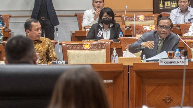 Ketua Kompolnas Mahfud MD (kanan) bersama Ketua Komnas HAM Ahmad Taufan Damanik (kiri) mengikuti Rapat Dengar Pendapat (RDP) dengan Komisi III DPR di Kompleks Parlemen, Senayan, Jakarta, Senin (22/8/2022). Foto: Muhammad Adimaja/Antara Foto