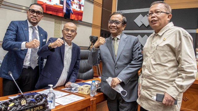 Ketua Kompolnas Mahfud MD (kedua kanan) berfoto bersama dengan Pimpinan Rapat Dengar Pendapat (RDP) Ahmad Sahroni (kiri), Wakil Ketua Komisi III DPR Desmond Junaidi Mahesa (kedua kiri) dan Anggota Komisi III Arsul Sani (kanan) di DPR. Foto: Muhammad Adimaja/Antara Foto