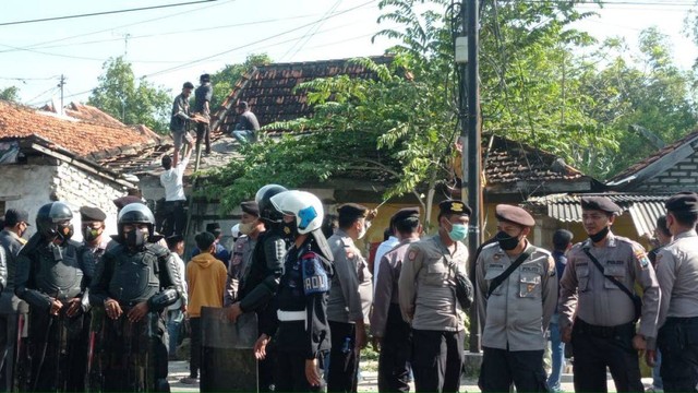 Puluhan Aparat Siaga, Tiga Rumah Dikosongkan dan Dibongkar Paksa PN Pamekasan