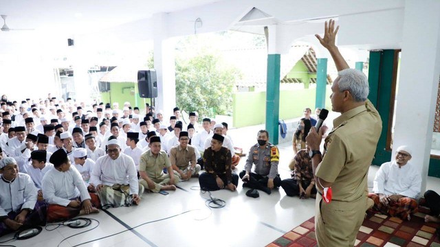 Gubernur Jawa Tengah (Jateng) Ganjar Pranowo menyambangi Pondok Pesantren (Ponpes) Nurul Huda di di Langgongsari, Cilongok, Banyumas, Senin (22/8/2022). Foto: Dok. Istimewa