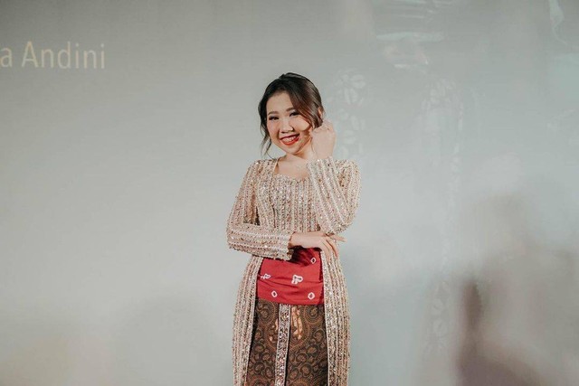 Kiky Saputri mengenakan kebaya. Foto: Instagram @kikysaputrii.