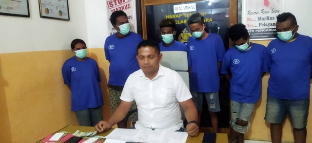 Foto:Kasat Reskrim Polres Kupang Kota Iptu Hasri Manasye Jaha, bersama enam pelaku judi online yang diamankan.