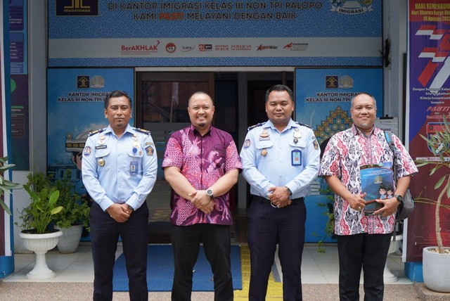 Rombongan Kedutaan Besar Malaysia berfoto bersama Pejabat Struktural Kantor Imigrasi Kelas III Non TPI Palopo (dok. HumasKAPOLO)