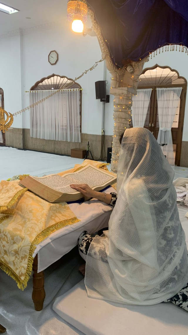 Umat Sikh sedang membaca kitab suci Shree Guru Granth Saheb Ji . Foto: Rinjani Meisa/kumparan