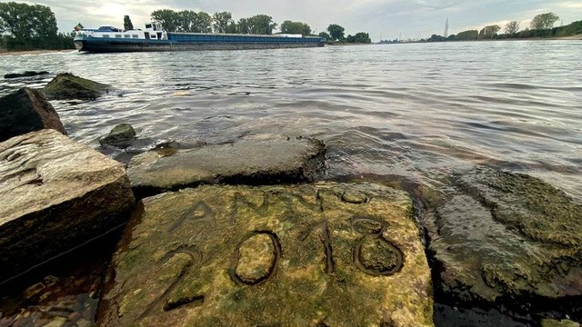 Salah satu "batu kelaparan" muncul di Sungai Rhine, Jerman.