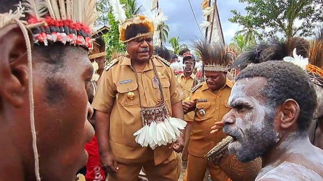 Bupati Asmat, Elisa Kambu saat bersama masyarakat setempat. (BumiPapua.com/Abdel Syah)