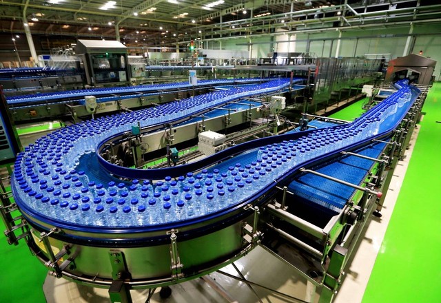 Proses produksi air minum dalam kemasan (AMDK) merk AQUA di PT. Tirta Investama Ciherang. Foto: Ananta Erlangga/kumparan