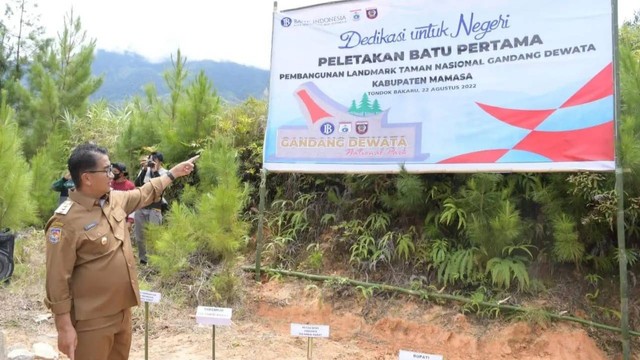 Penjabat Gubernur Sulawesi Barat Akmal Malik pada peletakan batu pertama pembangunan landmark Taman Nasional Gandang Dewata. Foto: Dok. Pemprov Sulbar