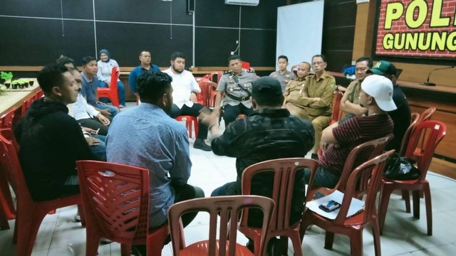 Mediasi antara aparat TNI/Polri dengan Debt Collector terkait adanya biaya pembangunan joglo di Taman Budaya Gunungkidul yang belum dibayar, Senin (22/8/2022). Foto: erfanto/Tugu Jogja