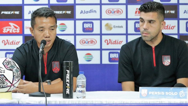 Caretaker Persis Solo, Rasiman (kiri), dalam jumpa pers di Stadion Manahan Solo, Senin (22/08/2022). FOTO: Agung Santoso