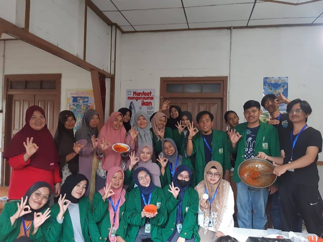 Kegiatan demonstrasi pembuatan saos tomat yang dilaksanakan oleh mahasiswa KKN Universitas Andalas bersama PKK Nagari Padang Laweh, Sabtu (13/8/2022). (sumber: foto kegiatan KKN-PPM Mahasiswa Unand 2022)