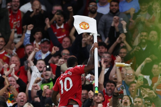 Selebrasi pemain Manchester United Marcus Rashford usai mencetak gol ke gawang Liverpool pada pertandingan lanjutan Liga Inggris di Old Trafford, Manchester, Inggris.
 Foto: Phil Noble/REUTERS