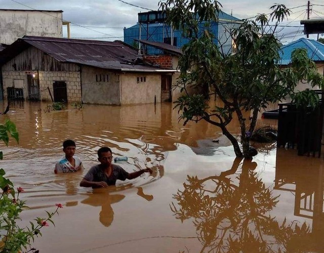 Kondisi salah satu sudut di Kota Sorong yang dikepung banjir