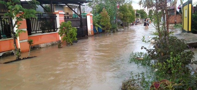 Banjir yang mengepung salah satu perumahan di Belakang UT km 13, foto: Yanti/BalleoNEWS