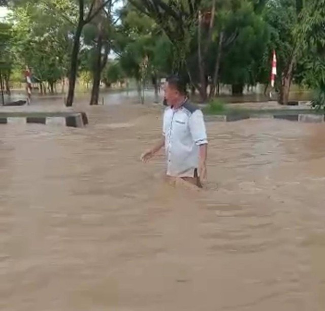 Banjir di sepanjang jalan raya Jalan Basuki Rahmat depan Yonif 762, Selasa (23/8)