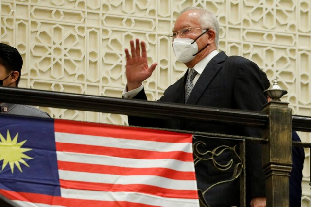 Mantan Perdana Menteri Malaysia Najib Razak tiba di Pengadilan Federal, di Putrajaya, Malaysia, Selasa (23/8/2022). Foto: Hasnoor Hussain/REUTERS