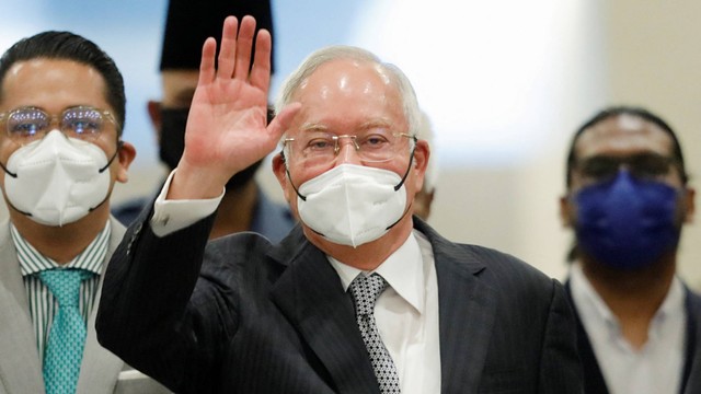 Mantan Perdana Menteri Malaysia Najib Razak tiba di Pengadilan Federal, di Putrajaya, Malaysia, Selasa (23/8/2022). Foto: Hasnoor Hussain/REUTERS