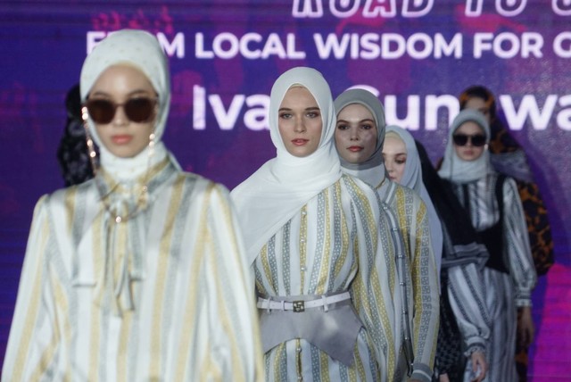 Sejumlah model meragakan busana di catwalk dalam parade roadshow Jakarta Muslim Fashion Week (JMFW) 2024 di Auditorium Kementerian Perdagangan pada Selasa (23/8/2022). Foto: Iqbal Firdaus/kumparan