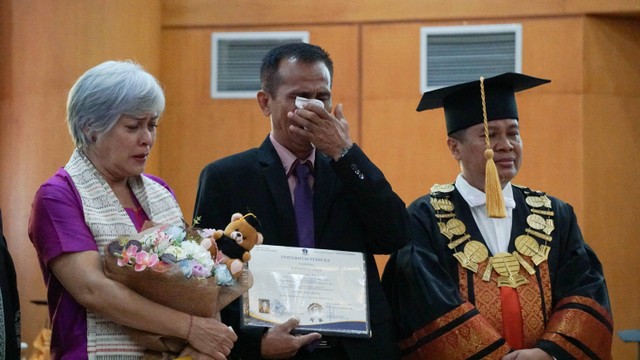 Samuel Hutabarat saat menerima ijazah anaknya, alm. Brigadir Yosua, di acara Wisuda Universitas Terbuka, Pondok Cabe, Pamulang, Tangerang Selatan, Selasa (23/8/2022). Foto: Jamal Ramadhan/kumparan