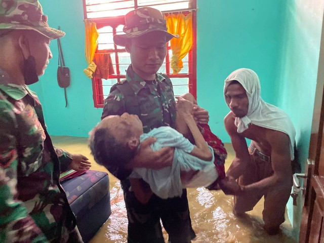 Tampak personel Yonmarhanlan XIV Sorong Pasmar 3bantu evakuasi korban banjir Kota Sorong, foto: Istimewa