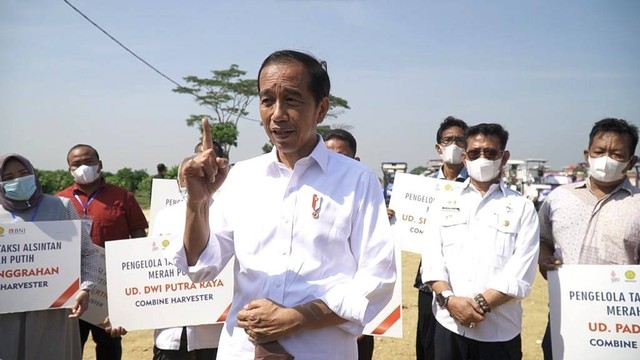 Presiden Jokowi menyampaikan bantuan alsintan dalam kunjungan kerja di Gresik, Jawa Timur. Foto: Kementan