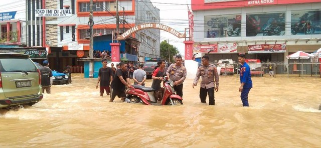 200 Personel Polres Sorong Kota Diterjunkan Bantu Evakuasi Korban Banjir