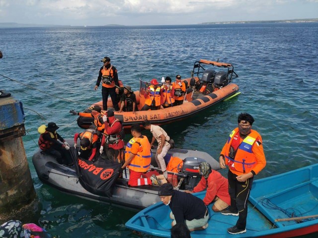 Tim SAR mengevakuasi korban usai ditemukan tewas di Pantai Nirwana, Kota Baubau. Foto: Dok Basarnas Kendari.