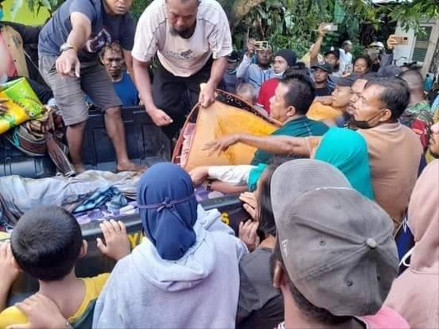 Proses evakuasi jenazah. Foto: Sorong.com